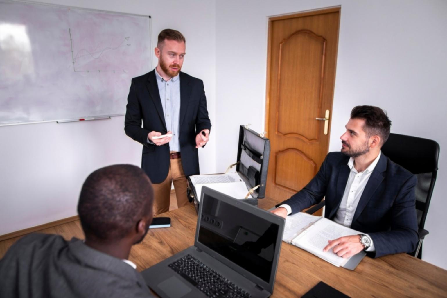 Detaillierte Finanzanalyse und Businessplan-Entwicklung